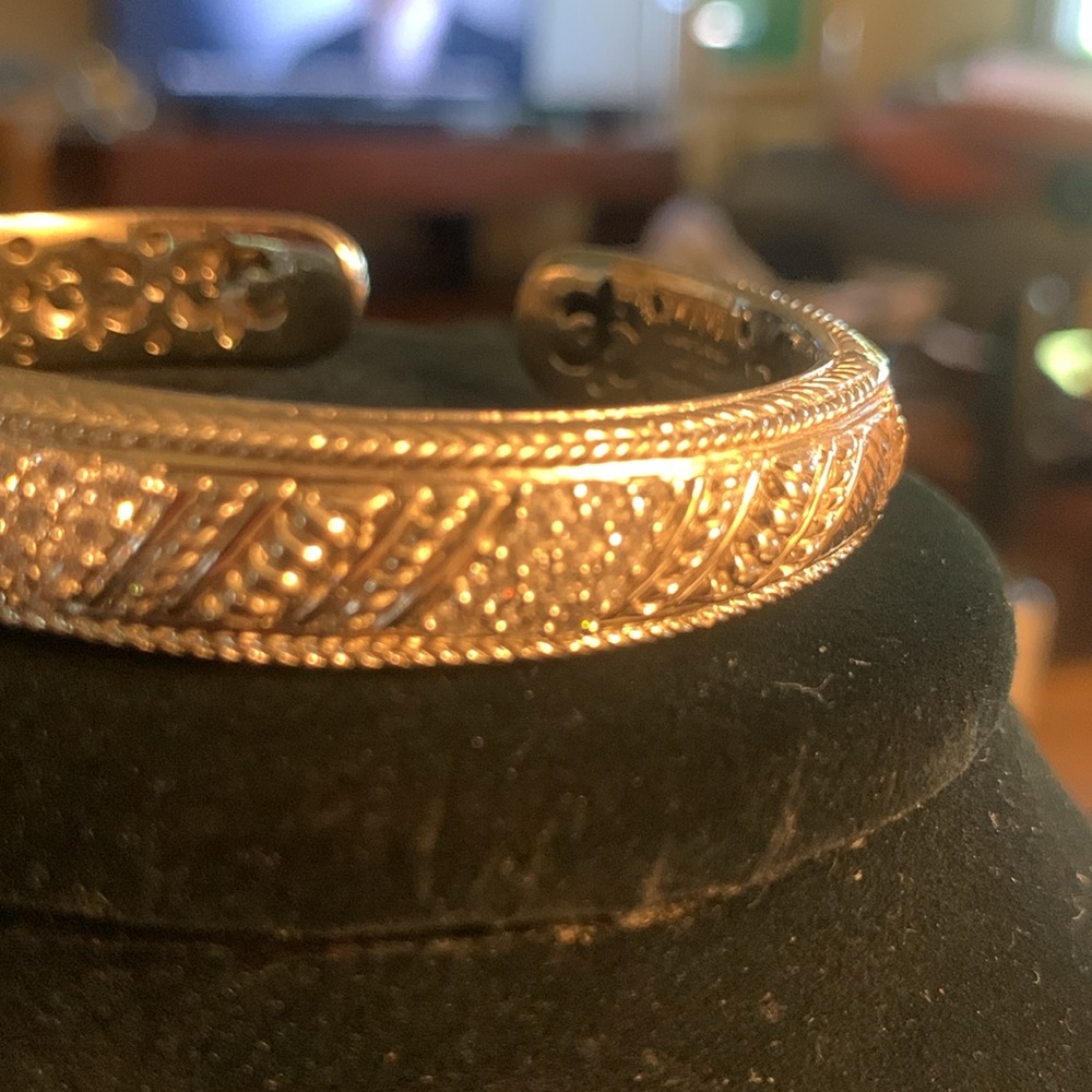 JUDITH RIPKA 925 STERLING SILVER HINGED BANGLE BRACELET WITH PAVÉ CZ DETAIL - Picture 3 of 14